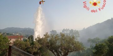 Prosegue l’emergenza incendi boschivi nella regione Calabria, 600 Vigili del Fuoco in azione