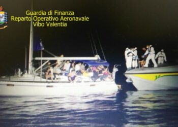 Barca a vela intercettata al largo Crotone, giunti 45 migranti tra cui 6 donne e 10 bambini