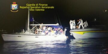 Barca a vela intercettata al largo Crotone, giunti 45 migranti tra cui 6 donne e 10 bambini