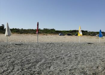 Cirò Marina, Ombrelloni e sdraio abusivi su spiagge libere: scatta il sequestro rimozione