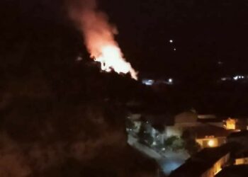 Cirò, pericoloso incendio nella notte lambisce una fila di 8 abitazioni in via Canale