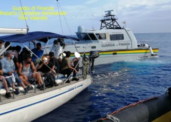 Due imbarcazioni cariche di migranti bloccate al largo di Crotone, fermati 4 scafisti