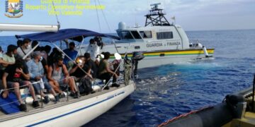 Due imbarcazioni cariche di migranti bloccate al largo di Crotone, fermati 4 scafisti