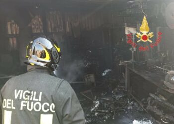 In fiamme un magazzino a Crotone, 4 ciclomotori e attrezzature distrutti