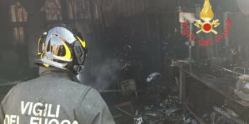 In fiamme un magazzino a Crotone, 4 ciclomotori e attrezzature distrutti