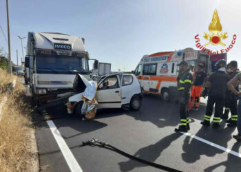 Incidente stradale sulla SS 106, scontro tra auto e camion: muore 87enne