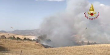 La Calabria continua a bruciare, i Vigili del Fuoco in azione su oltre 170 interventi