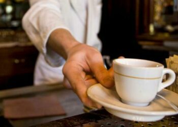 Dipendenti bar e ristoranti villaggio beccati senza mascherina, 400 euro di multa