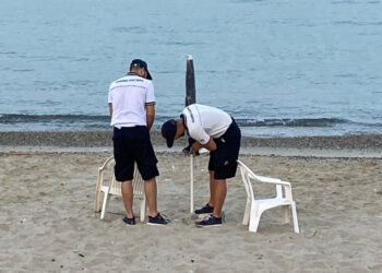 Spiagge libere occupate da ombrelloni e sdraio, eseguito sgombero dalla Guardia Costiera