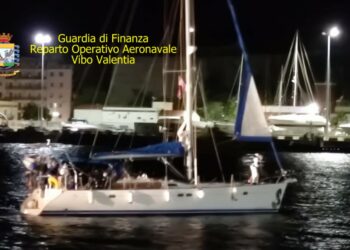 Intercettata imbarcazione carica di migranti, tentavano sbarcare nel crotonese, fermati 3 sospetti trafficanti