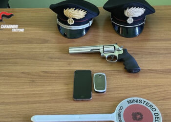 Cirò Marina, detiene in casa una pistola revolver clandestina, arrestata una coppia