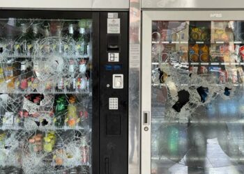 Cirò Marina, vandali mandano in frantumi vetri distributori automatici del locale in Via Venezia