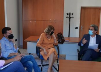 Elisabetta Barbuto e Agostino Santillo (M5S) in visita agli uffici Aterp di Crotone