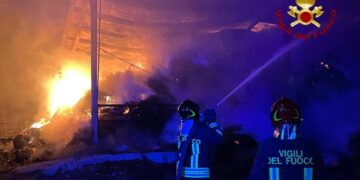 In fiamme capannoni di un’azienda agricola a Isola Capo Rizzuto, intervengono i Vigili del Fuoco