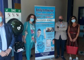 Installato al comando di Polizia Locale di Crotone il defibrillatore donato dalla clinica Ev. Stiftung Tannenhof di Remscheid