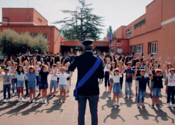 Oggi la campanella è stata accompagnata dalle note di “torneremo a scuola”, un’idea della Polizia di Stato