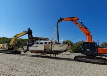 Rimossa barca a vela spiaggiata il 19 agosto sull’arenile della Marinella di Cirò