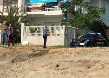 Sbarco di migranti a Cirò Marina, fermato a Strongoli Marina presunto scafista dopo fuga con gommone