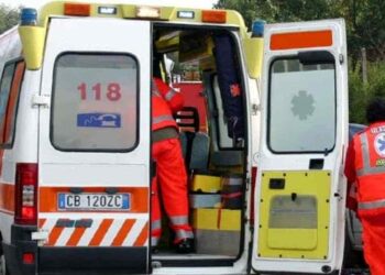 Ragazza undicenne cade dal balcone di casa: è grave