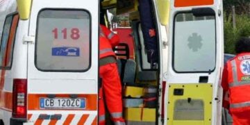 Ragazza undicenne cade dal balcone di casa: è grave