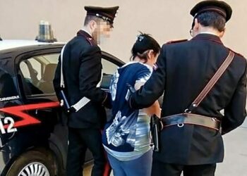 Maltrattava marito e costringeva a dormire sul divano, 62enne agli arresti domiciliari in altra abitazione