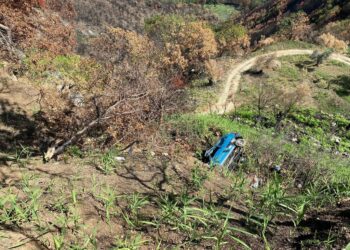 Anziano precipita con auto in scarpata e rimane incastrato, salvato da poliziotto libero dal servizio