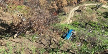 Anziano precipita con auto in scarpata e rimane incastrato, salvato da poliziotto libero dal servizio