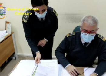 Compravano telefoni e tv con il bonus docenti di 500 euro: sanzionati 62 insegnanti e commerciante