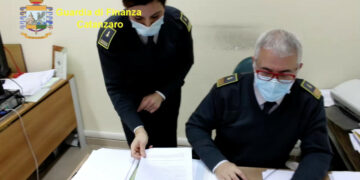 Compravano telefoni e tv con il bonus docenti di 500 euro: sanzionati 62 insegnanti e commerciante