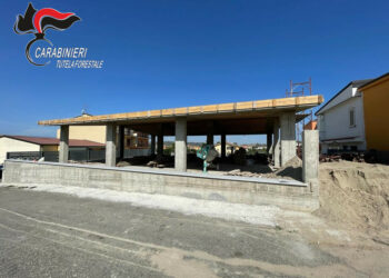 Crotone, sequestrata struttura in cemento armato realizzata senza autorizzazione: denunciate 5 persone