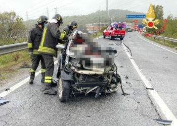 Incidente stradale S.S.107, scontro frontale tra una smart ed un camion: un morto e un ferito
