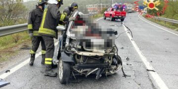 Incidente stradale S.S.107, scontro frontale tra una smart ed un camion: un morto e un ferito