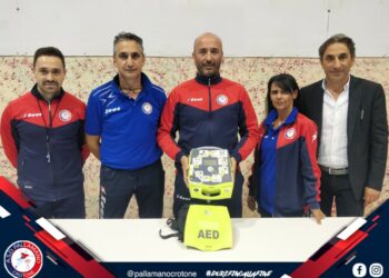 Il centro fisiokinesiterapico Star Bene dona un defibrillatore alla Pallamano Crotone