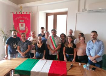 Crucoli, il nuovo Sindaco di Crucoli l’architetto Cataldo Librandi con la sua squadra