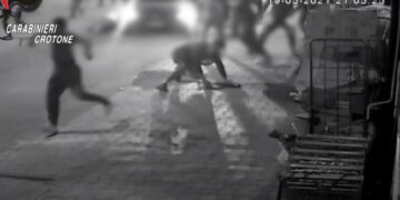 Pestaggio avvenuto il 19 maggio scorso a Cutro, 20 anni complessivi di reclusione ai responsabili