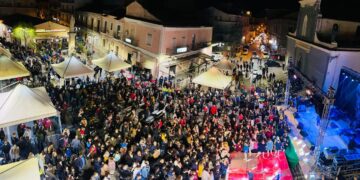 A Cirò Marina torna la Festa di San Martino, celebrata con castagne, vino e sardella, cultura e danza: tanta partecipazione