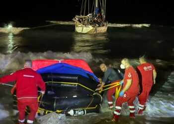 Continua l’ondata di sbarchi sulle coste crotonesi: altri 112 migranti hanno sfidato le intemperie per raggiungere la terra ferma