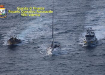 Crotone, intercettata barca a vela con 79 migranti a bordo: tra cui donne e minori non accompagnati