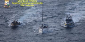 Crotone, intercettata barca a vela con 79 migranti a bordo: tra cui donne e minori non accompagnati