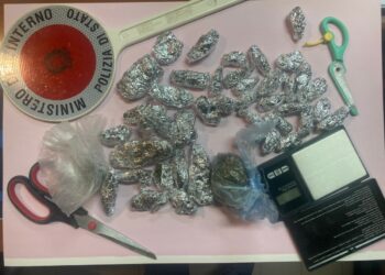 Crotone, nascondeva droga in intercapedine nei pressi villetta: sorpreso e arrestato dalla Polizia