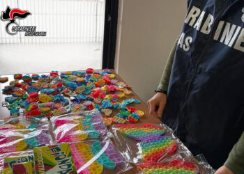 I Carabinieri Nas sequestrano 150 giocattoli di tipo “popit”, segnalato negoziante di cinese