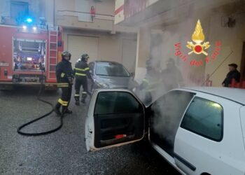 In fiamme un autovettura in centro a Cirò Marina, intervenuti i Vigili del fuoco