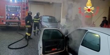 In fiamme un autovettura in centro a Cirò Marina, intervenuti i Vigili del fuoco