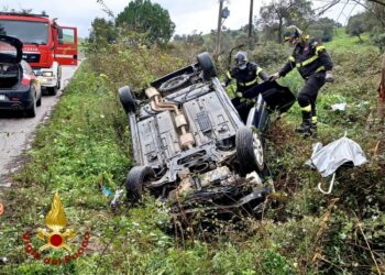 Incidente sulla SP53 direzione Strongoli, auto finisce capovolta nel canale: ferita una donna
