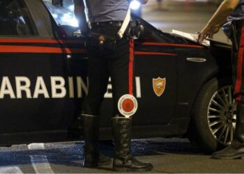Non si fermano all’alt e investono un Carabiniere, ferito in modo grave: ricercati