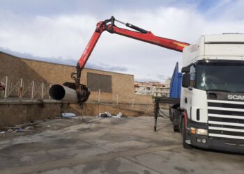 Abbattute e rimosse le torri faro pericolanti nel porto peschereccio di Le Castella