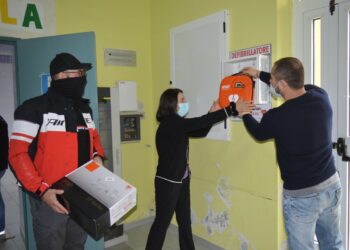 I Bikers Gruppo Forte con la Farmacia Malena donano 3 defibrillatori alle Scuole di Cirò Marina