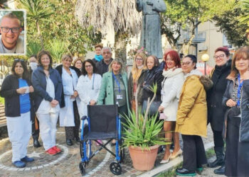 I genitori di Michele Fedele donano carrozzina per trasporto malati al reparto oncologia dell’Ospedale di Cosenza