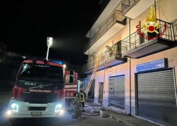 In fiamme appartamento a Cotronei, Vigile del Fuoco libero dal servizio salva 4 persone