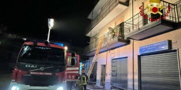 In fiamme appartamento a Cotronei, Vigile del Fuoco libero dal servizio salva 4 persone